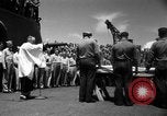 Standbild Bestattung Pazifik, 1944, aus Sekunde 22 historischem Filmmaterial Videoclip 65675071812