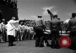 Standbild Bestattung Pazifik, 1944, aus Sekunde 23 historischem Filmmaterial Videoclip 65675071812