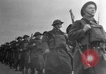 Standbild Britische Soldaten in Battle Gear europäische Theater, 1944, aus Sekunde 18 historischem Filmmaterial Videoclip 65675071827