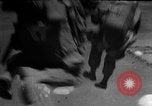 Standbild Britische Soldaten in Battle Gear europäische Theater, 1944, aus Sekunde 34 historischem Filmmaterial Videoclip 65675071827