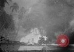 Image Une fumée noire et dense de feu faisant rage Théâtre du pacifique, 1944, de la seconde 1 séquences d'archives historiques vidéo 65675071830