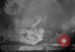 Image Une fumée noire et dense de feu faisant rage Théâtre du pacifique, 1944, de la seconde 3 séquences d'archives historiques vidéo 65675071830