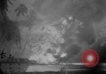 Image Une fumée noire et dense de feu faisant rage Théâtre du pacifique, 1944, de la seconde 4 séquences d'archives historiques vidéo 65675071830