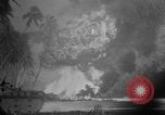 Image Une fumée noire et dense de feu faisant rage Théâtre du pacifique, 1944, de la seconde 5 séquences d'archives historiques vidéo 65675071830