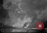 Image Une fumée noire et dense de feu faisant rage Théâtre du pacifique, 1944, de la seconde 6 séquences d'archives historiques vidéo 65675071830