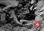 Image Une fumée noire et dense de feu faisant rage Théâtre du pacifique, 1944, de la seconde 18 séquences d'archives historiques vidéo 65675071830