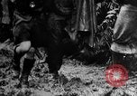 Image Une fumée noire et dense de feu faisant rage Théâtre du pacifique, 1944, de la seconde 26 séquences d'archives historiques vidéo 65675071830