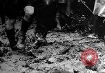 Image Une fumée noire et dense de feu faisant rage Théâtre du pacifique, 1944, de la seconde 27 séquences d'archives historiques vidéo 65675071830