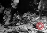 Image Une fumée noire et dense de feu faisant rage Théâtre du pacifique, 1944, de la seconde 29 séquences d'archives historiques vidéo 65675071830