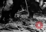 Image Une fumée noire et dense de feu faisant rage Théâtre du pacifique, 1944, de la seconde 30 séquences d'archives historiques vidéo 65675071830