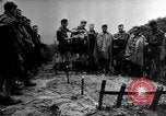 Image Une fumée noire et dense de feu faisant rage Théâtre du pacifique, 1944, de la seconde 36 séquences d'archives historiques vidéo 65675071830