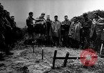Image Une fumée noire et dense de feu faisant rage Théâtre du pacifique, 1944, de la seconde 37 séquences d'archives historiques vidéo 65675071830