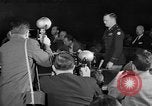 Immagine di Traghetto testimonia a McCarthy Army Signal Corps audizioni New York City USA, 1953, secondo 6 filmato di repertorio 65675071883
