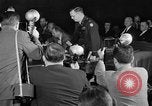 Immagine di Traghetto testimonia a McCarthy Army Signal Corps audizioni New York City USA, 1953, secondo 8 filmato di repertorio 65675071883