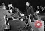 Immagine di Traghetto testimonia a McCarthy Army Signal Corps audizioni New York City USA, 1953, secondo 9 filmato di repertorio 65675071883