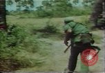 Standbild Südostasiatischer Flüchtlinge South East Asia, 1980, aus Sekunde 8 historischem Filmmaterial Videoclip 65675071913