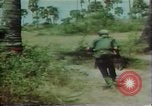 Standbild Südostasiatischer Flüchtlinge South East Asia, 1980, aus Sekunde 9 historischem Filmmaterial Videoclip 65675071913