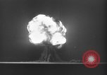 Standbild Dreifaltigkeit - die erste Atombombe in der Geschichte Alamogordo New Mexico USA, 1945, aus Sekunde 24 historischem Filmmaterial Videoclip 65675071922