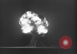 Standbild Dreifaltigkeit - die erste Atombombe in der Geschichte Alamogordo New Mexico USA, 1945, aus Sekunde 25 historischem Filmmaterial Videoclip 65675071922