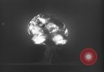 Standbild Dreifaltigkeit - die erste Atombombe in der Geschichte Alamogordo New Mexico USA, 1945, aus Sekunde 26 historischem Filmmaterial Videoclip 65675071922