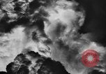 Standbild Dreifaltigkeit - die erste Atombombe in der Geschichte Alamogordo New Mexico USA, 1945, aus Sekunde 33 historischem Filmmaterial Videoclip 65675071922
