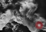 Standbild Dreifaltigkeit - die erste Atombombe in der Geschichte Alamogordo New Mexico USA, 1945, aus Sekunde 34 historischem Filmmaterial Videoclip 65675071922