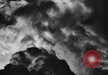 Standbild Dreifaltigkeit - die erste Atombombe in der Geschichte Alamogordo New Mexico USA, 1945, aus Sekunde 36 historischem Filmmaterial Videoclip 65675071922
