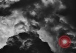 Standbild Dreifaltigkeit - die erste Atombombe in der Geschichte Alamogordo New Mexico USA, 1945, aus Sekunde 37 historischem Filmmaterial Videoclip 65675071922
