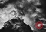 Standbild Dreifaltigkeit - die erste Atombombe in der Geschichte Alamogordo New Mexico USA, 1945, aus Sekunde 38 historischem Filmmaterial Videoclip 65675071922