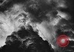 Standbild Dreifaltigkeit - die erste Atombombe in der Geschichte Alamogordo New Mexico USA, 1945, aus Sekunde 39 historischem Filmmaterial Videoclip 65675071922