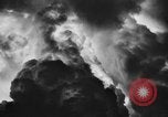 Standbild Dreifaltigkeit - die erste Atombombe in der Geschichte Alamogordo New Mexico USA, 1945, aus Sekunde 42 historischem Filmmaterial Videoclip 65675071922