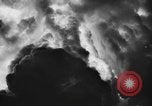 Standbild Dreifaltigkeit - die erste Atombombe in der Geschichte Alamogordo New Mexico USA, 1945, aus Sekunde 46 historischem Filmmaterial Videoclip 65675071922