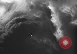 Standbild Dreifaltigkeit - die erste Atombombe in der Geschichte Alamogordo New Mexico USA, 1945, aus Sekunde 55 historischem Filmmaterial Videoclip 65675071922