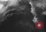 Standbild Dreifaltigkeit - die erste Atombombe in der Geschichte Alamogordo New Mexico USA, 1945, aus Sekunde 56 historischem Filmmaterial Videoclip 65675071922