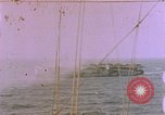 Standbild USS Ommaney Bay CVE-79 brennen nach dem Angriff Luzon Philippinen, 1945, aus Sekunde 1 historischem Filmmaterial Videoclip 65675072050