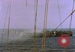 Standbild USS Ommaney Bay CVE-79 brennen nach dem Angriff Luzon Philippinen, 1945, aus Sekunde 3 historischem Filmmaterial Videoclip 65675072050