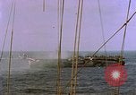 Standbild USS Ommaney Bay CVE-79 brennen nach dem Angriff Luzon Philippinen, 1945, aus Sekunde 4 historischem Filmmaterial Videoclip 65675072050