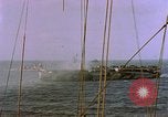 Standbild USS Ommaney Bay CVE-79 brennen nach dem Angriff Luzon Philippinen, 1945, aus Sekunde 5 historischem Filmmaterial Videoclip 65675072050