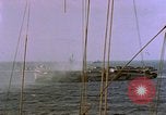 Standbild USS Ommaney Bay CVE-79 brennen nach dem Angriff Luzon Philippinen, 1945, aus Sekunde 6 historischem Filmmaterial Videoclip 65675072050