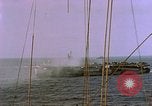 Standbild USS Ommaney Bay CVE-79 brennen nach dem Angriff Luzon Philippinen, 1945, aus Sekunde 7 historischem Filmmaterial Videoclip 65675072050
