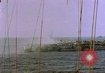 Standbild USS Ommaney Bay CVE-79 brennen nach dem Angriff Luzon Philippinen, 1945, aus Sekunde 12 historischem Filmmaterial Videoclip 65675072050