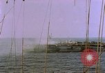 Standbild USS Ommaney Bay CVE-79 brennen nach dem Angriff Luzon Philippinen, 1945, aus Sekunde 14 historischem Filmmaterial Videoclip 65675072050