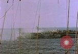 Standbild USS Ommaney Bay CVE-79 brennen nach dem Angriff Luzon Philippinen, 1945, aus Sekunde 15 historischem Filmmaterial Videoclip 65675072050