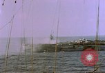Standbild USS Ommaney Bay CVE-79 brennen nach dem Angriff Luzon Philippinen, 1945, aus Sekunde 16 historischem Filmmaterial Videoclip 65675072050