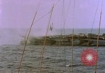 Standbild USS Ommaney Bay CVE-79 brennen nach dem Angriff Luzon Philippinen, 1945, aus Sekunde 17 historischem Filmmaterial Videoclip 65675072050
