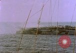Standbild USS Ommaney Bay CVE-79 brennen nach dem Angriff Luzon Philippinen, 1945, aus Sekunde 18 historischem Filmmaterial Videoclip 65675072050
