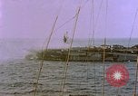 Standbild USS Ommaney Bay CVE-79 brennen nach dem Angriff Luzon Philippinen, 1945, aus Sekunde 19 historischem Filmmaterial Videoclip 65675072050