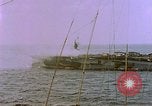 Standbild USS Ommaney Bay CVE-79 brennen nach dem Angriff Luzon Philippinen, 1945, aus Sekunde 20 historischem Filmmaterial Videoclip 65675072050