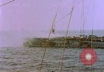 Standbild USS Ommaney Bay CVE-79 brennen nach dem Angriff Luzon Philippinen, 1945, aus Sekunde 21 historischem Filmmaterial Videoclip 65675072050