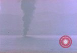 Standbild USS Ommaney Bay CVE-79 brennen nach dem Angriff Luzon Philippinen, 1945, aus Sekunde 24 historischem Filmmaterial Videoclip 65675072050
